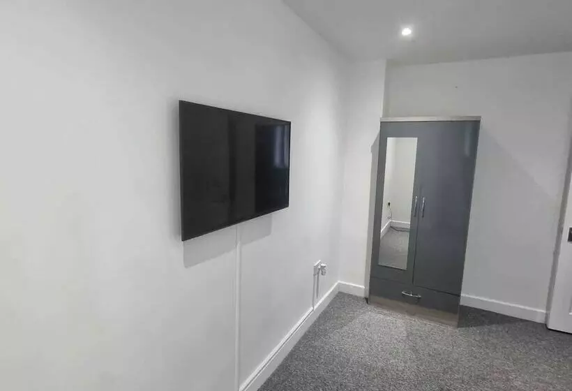 Residenssi Charming 4 Bed House In Enfield North London