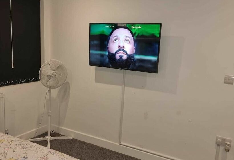 레지던스 Charming 4 Bed House In Enfield North London