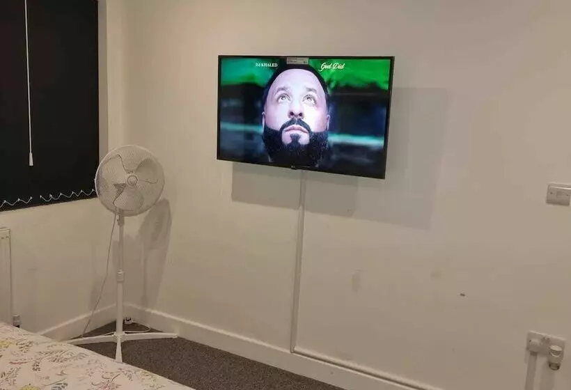 Residenssi Charming 4 Bed House In Enfield North London