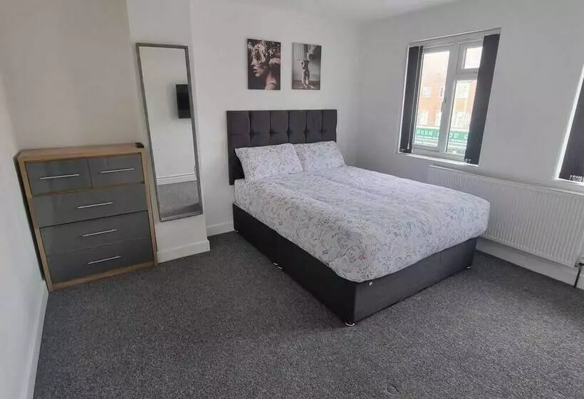 Residenssi Charming 4 Bed House In Enfield North London