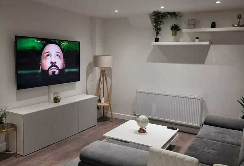 레지던스 Charming 4 Bed House In Enfield North London