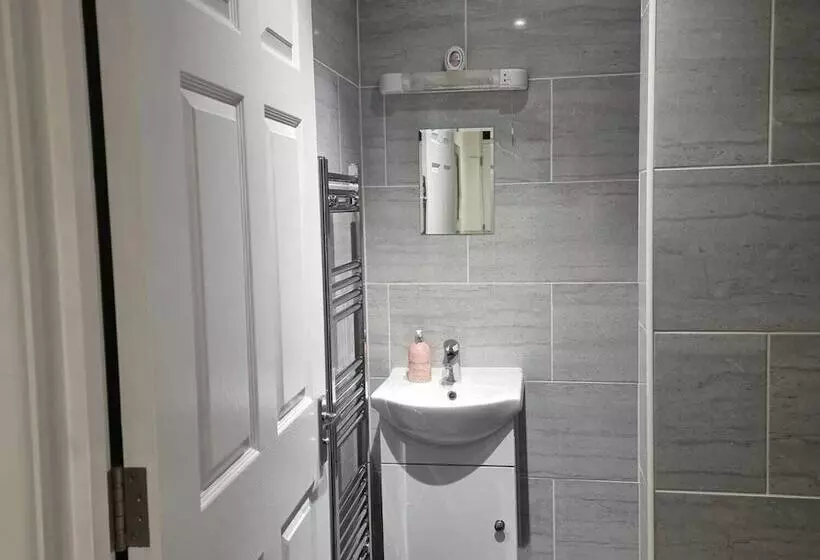 Residenssi Charming 4 Bed House In Enfield North London