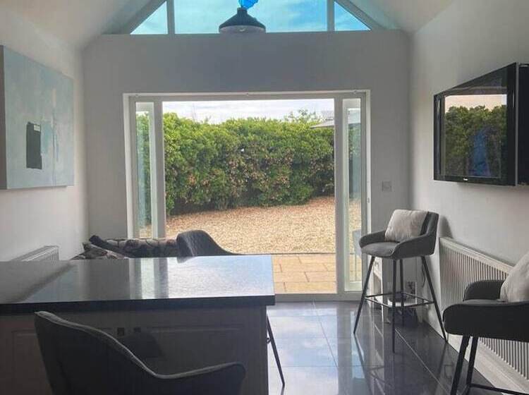 Residens Pet Friendly, Unique 4 Bed Bungalow In Porthcawl