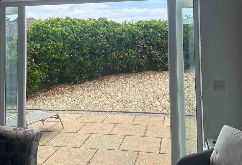 Residens Pet Friendly, Unique 4 Bed Bungalow In Porthcawl