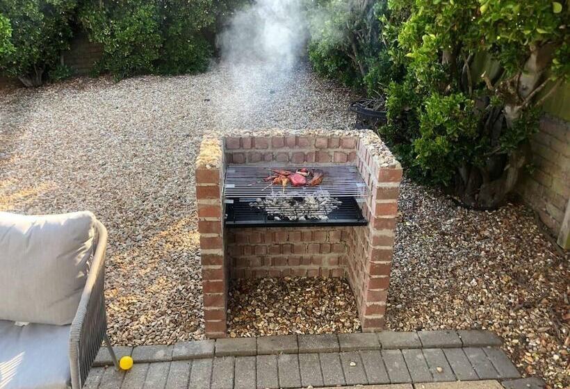 Residens Pet Friendly, Unique 4 Bed Bungalow In Porthcawl