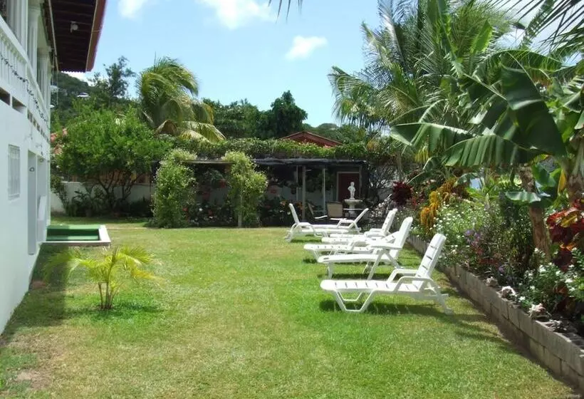 هتل Grand Anse Beach Palace