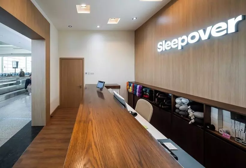 هتل Sleep  N Fly Sleep Lounge, D Gates Terminal 1   Transit Only
