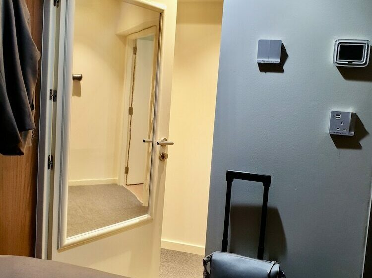 هتل Sleep  N Fly Sleep Lounge, D Gates Terminal 1   Transit Only