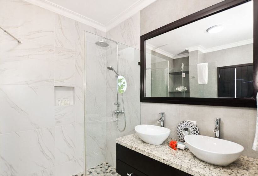 هتل The Sanctuary At Los Corales