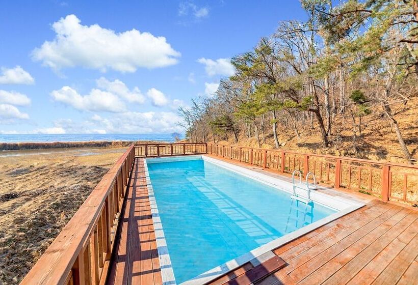 Ganghwa Izba Pension