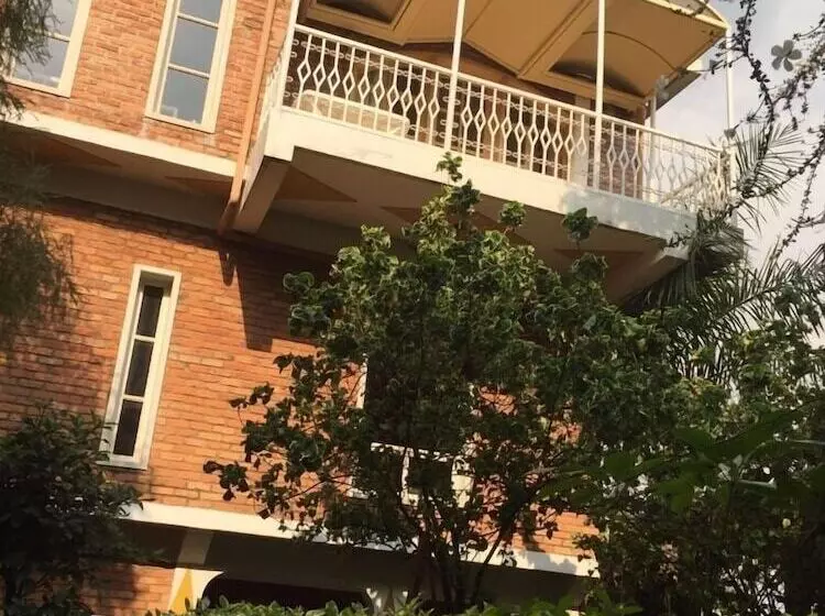 هتل Auberge Saint Jean Leopold Kanombe