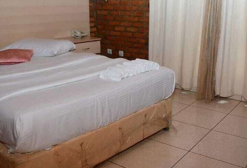 هتل Auberge Saint Jean Leopold Kanombe