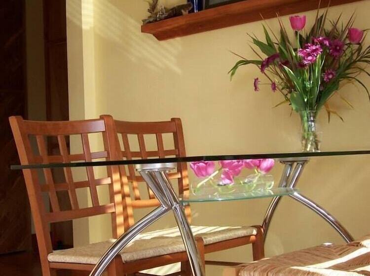 בית מלון כפרי Artisan Upstairs Guesthouse