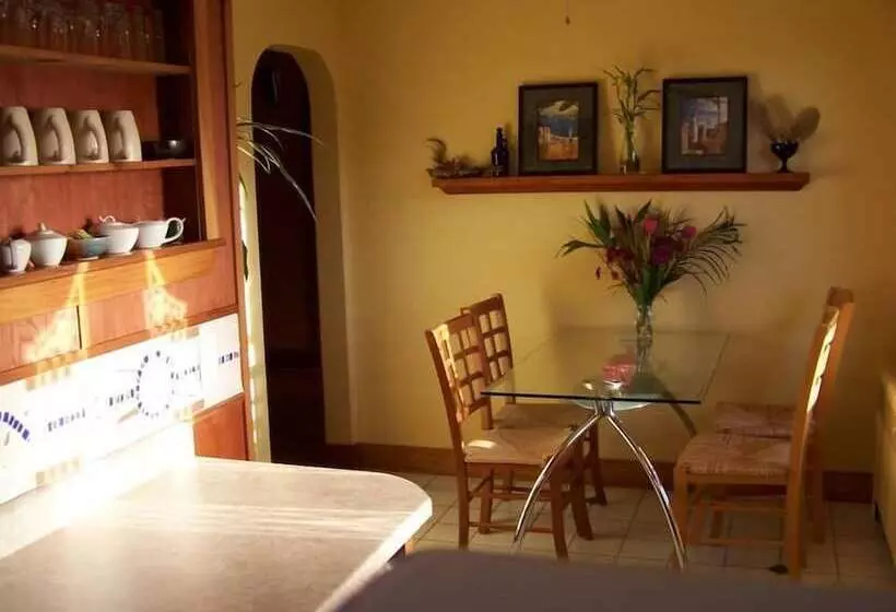 Hotelli Artisan Upstairs Guesthouse