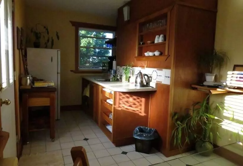 Hotelli Artisan Upstairs Guesthouse