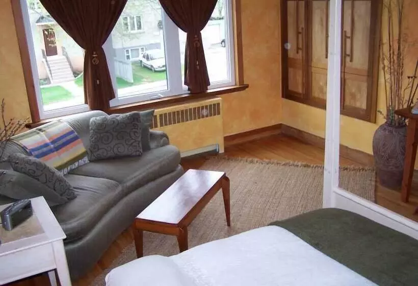 Hotelli Artisan Upstairs Guesthouse