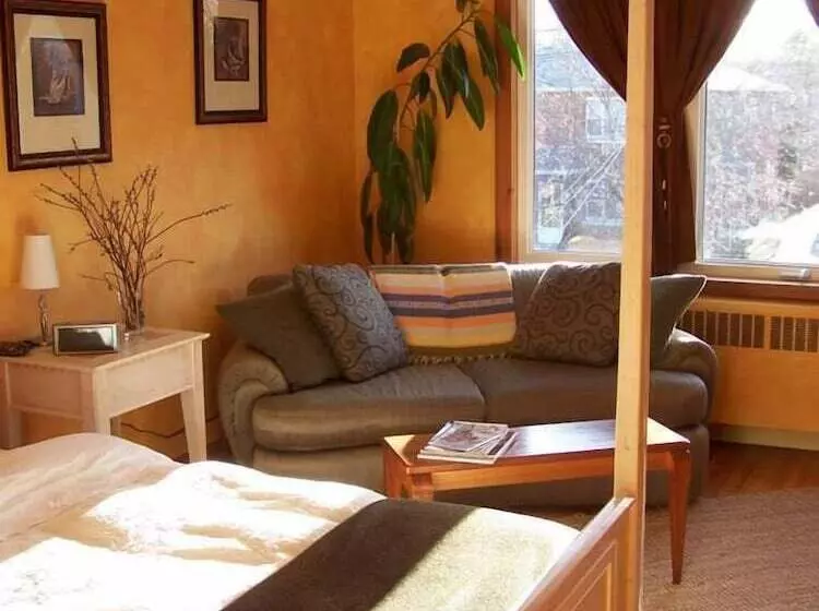 Hotelli Artisan Upstairs Guesthouse