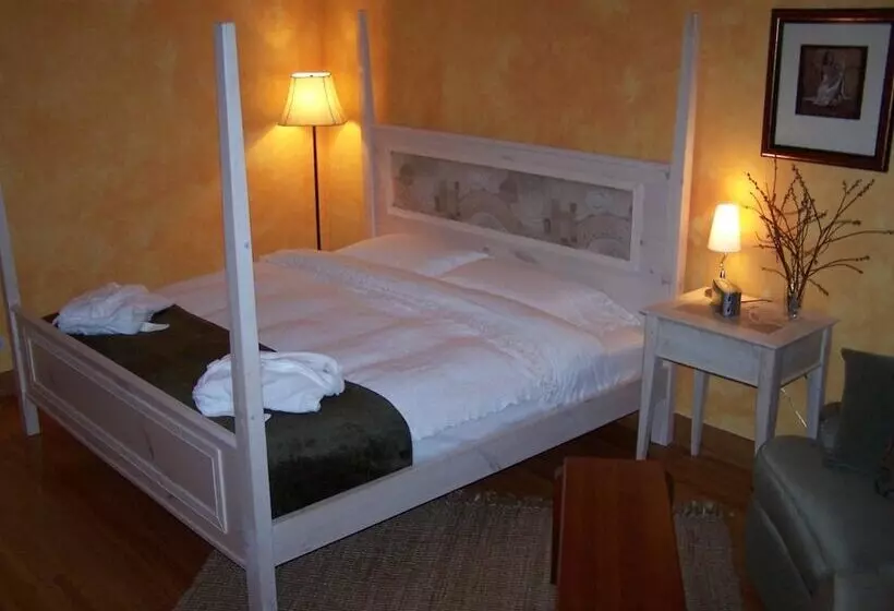 Hotelli Artisan Upstairs Guesthouse