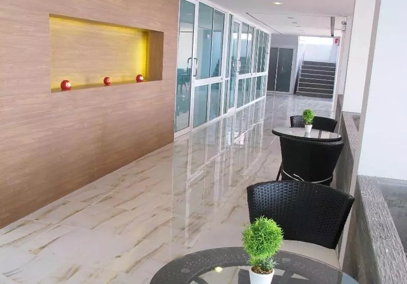 בית מלון כפרי Nantra Pattaya Baan Ampoe Beach