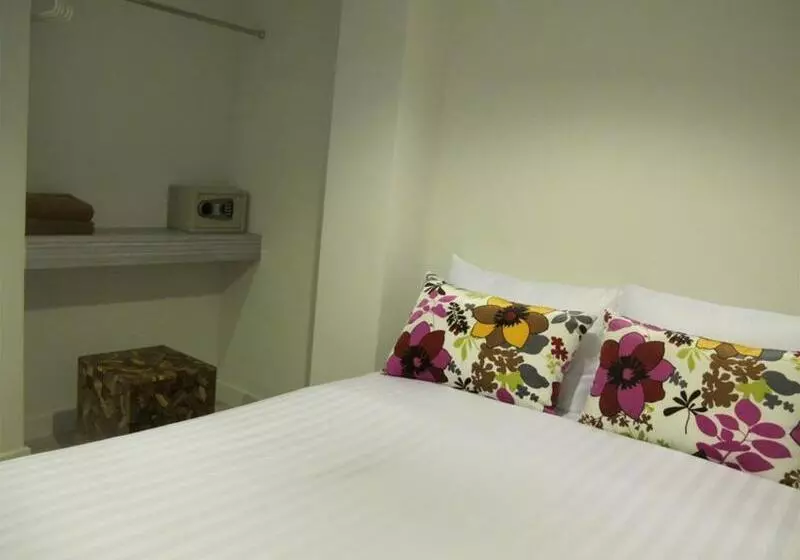 בית מלון כפרי Nantra Pattaya Baan Ampoe Beach