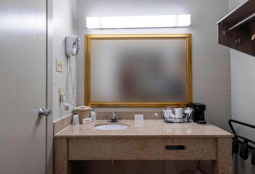 Отель Red Roof Inn Charlottesville