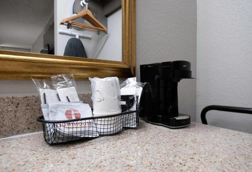 Отель Red Roof Inn Charlottesville