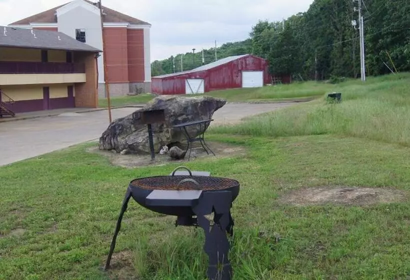 Мотель Holiday Lodge & Suites