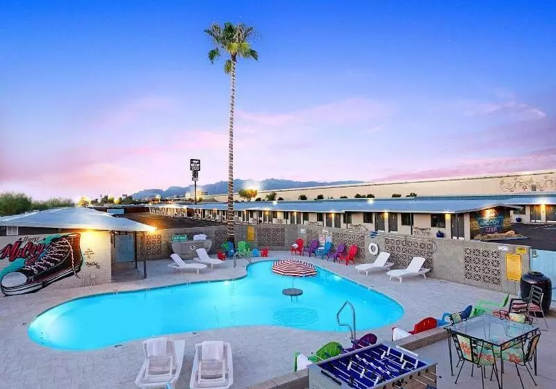 هتل Mccoy Tucson   Art, Coffee, Beer, Wine, Pool