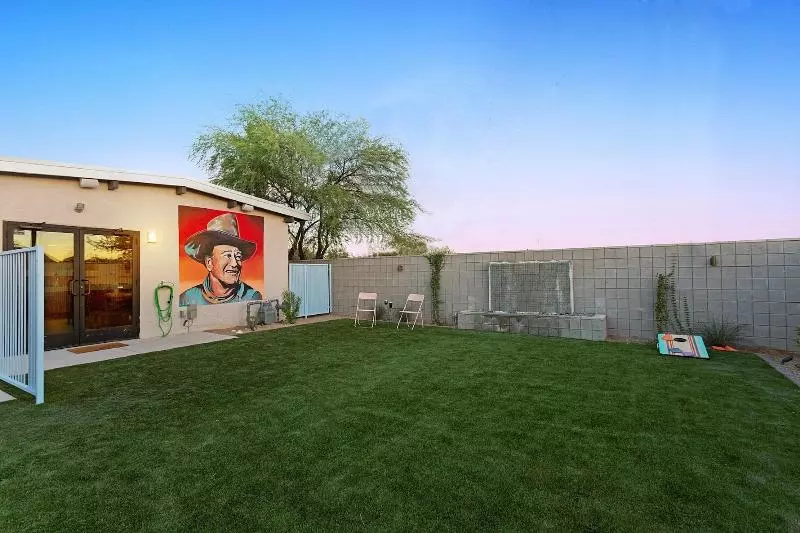 هتل Mccoy Tucson   Art, Coffee, Beer, Wine, Pool