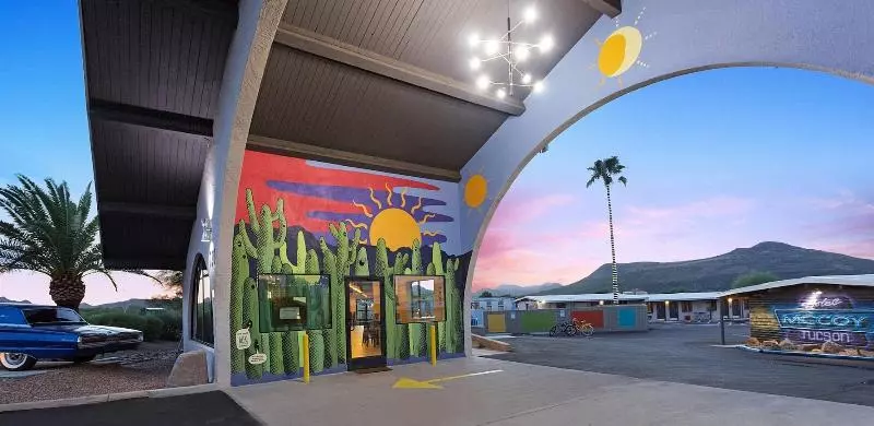 هتل Mccoy Tucson   Art, Coffee, Beer, Wine, Pool