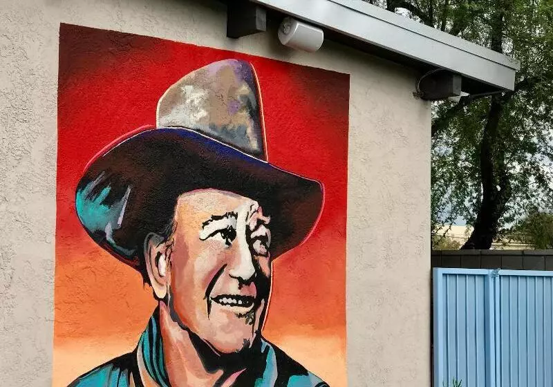 هتل Mccoy Tucson   Art, Coffee, Beer, Wine, Pool