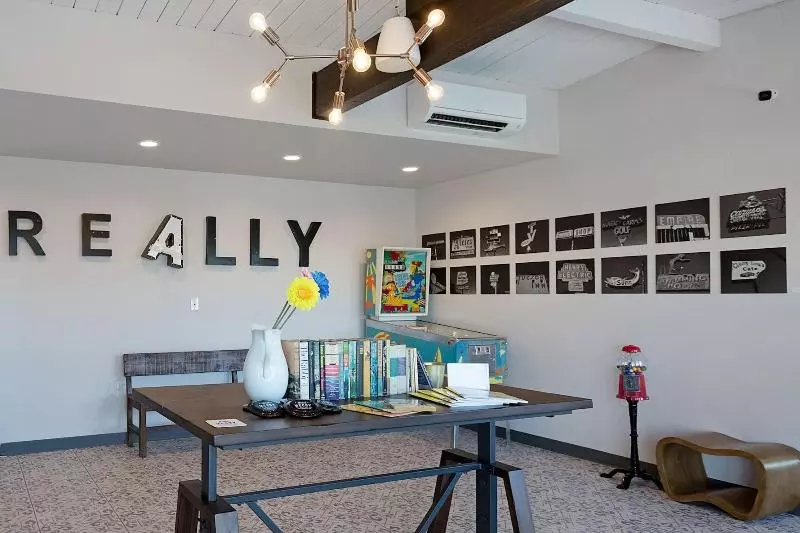 هتل Mccoy Tucson   Art, Coffee, Beer, Wine, Pool