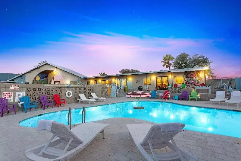 هتل Mccoy Tucson   Art, Coffee, Beer, Wine, Pool