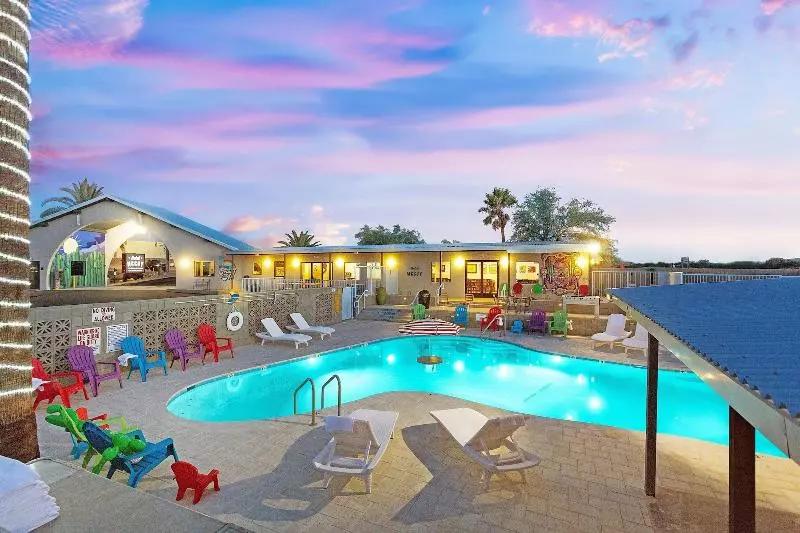 هتل Mccoy Tucson   Art, Coffee, Beer, Wine, Pool