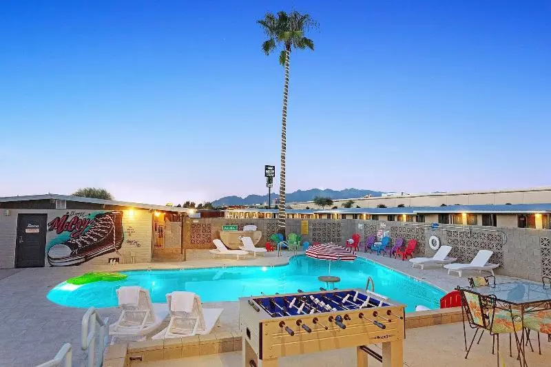 هتل Mccoy Tucson   Art, Coffee, Beer, Wine, Pool