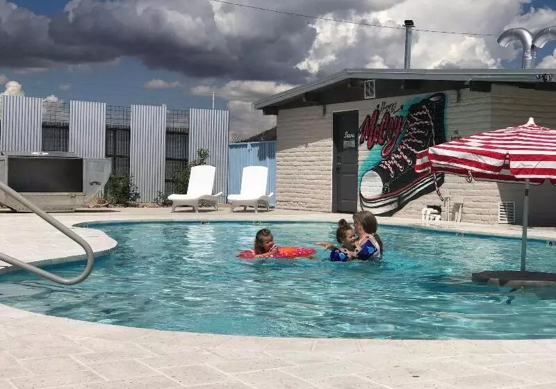 هتل Mccoy Tucson   Art, Coffee, Beer, Wine, Pool
