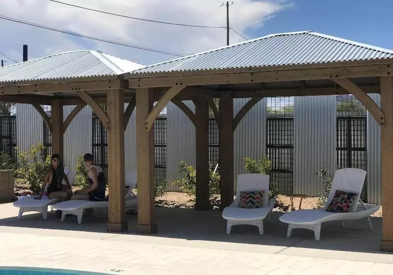 هتل Mccoy Tucson   Art, Coffee, Beer, Wine, Pool