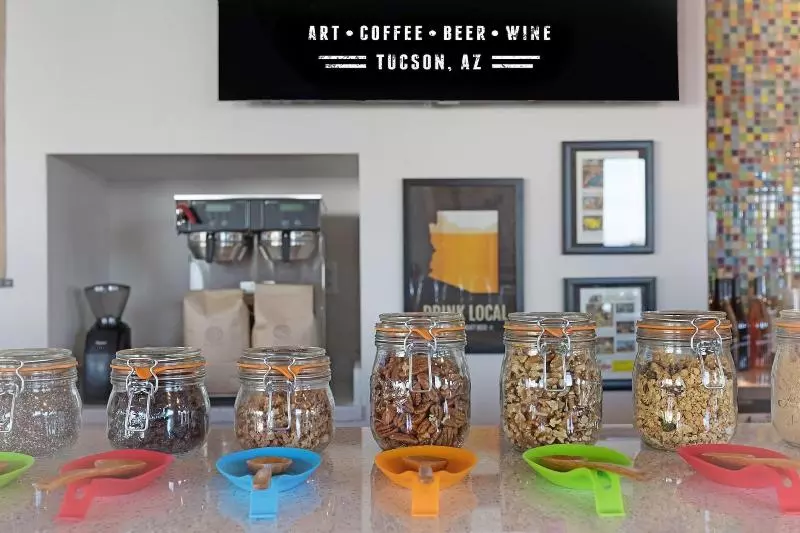 هتل Mccoy Tucson   Art, Coffee, Beer, Wine, Pool