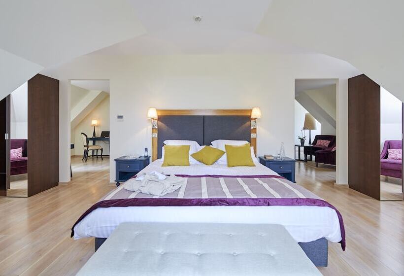 فندق Castel Maintenon   Handwritten Collection