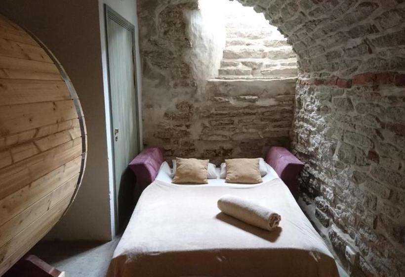 هتل Old Town Sauna Apartment