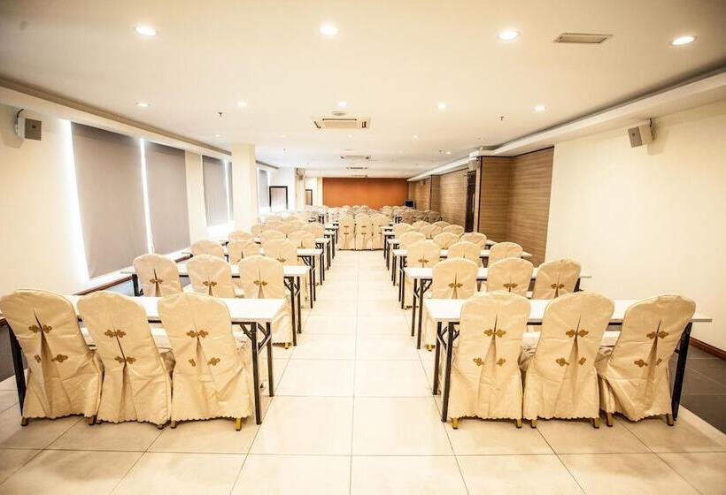 בית מלון כפרי Putatan Platinum