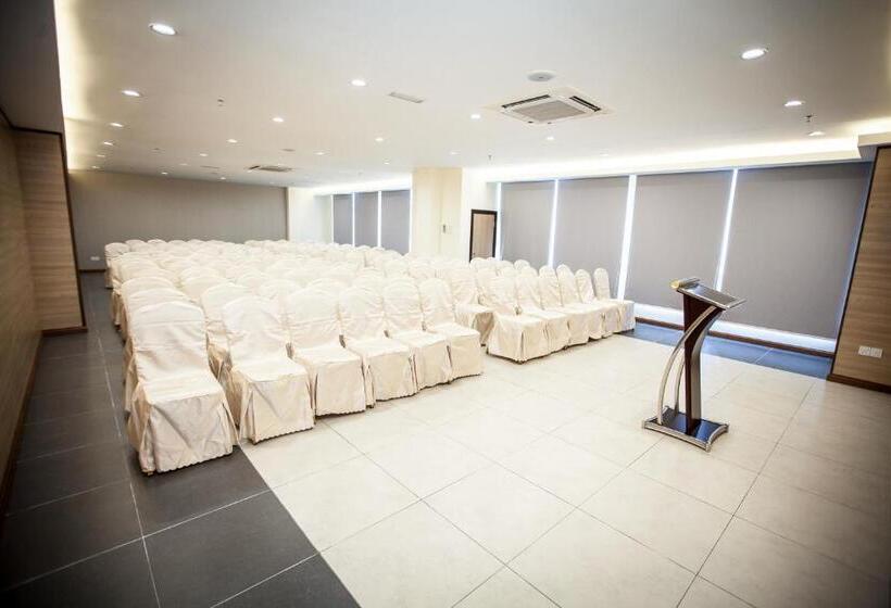 בית מלון כפרי Putatan Platinum