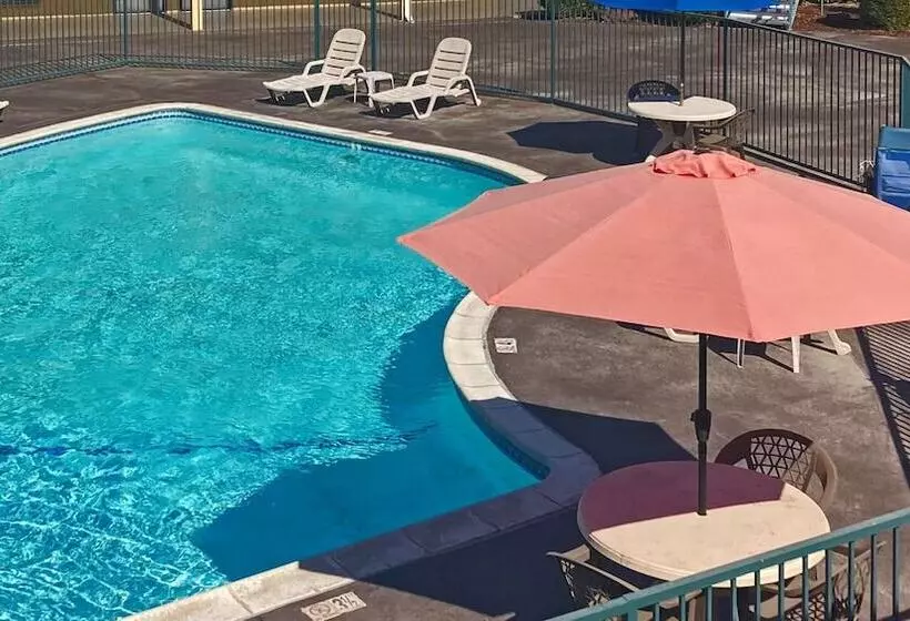 ホテル Quality Inn & Suites Near Downtown Bakersfield
