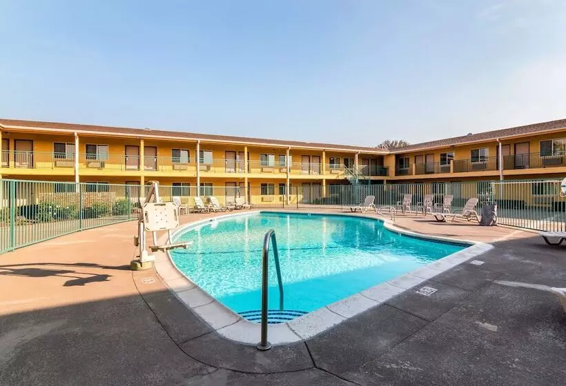 ホテル Quality Inn & Suites Near Downtown Bakersfield