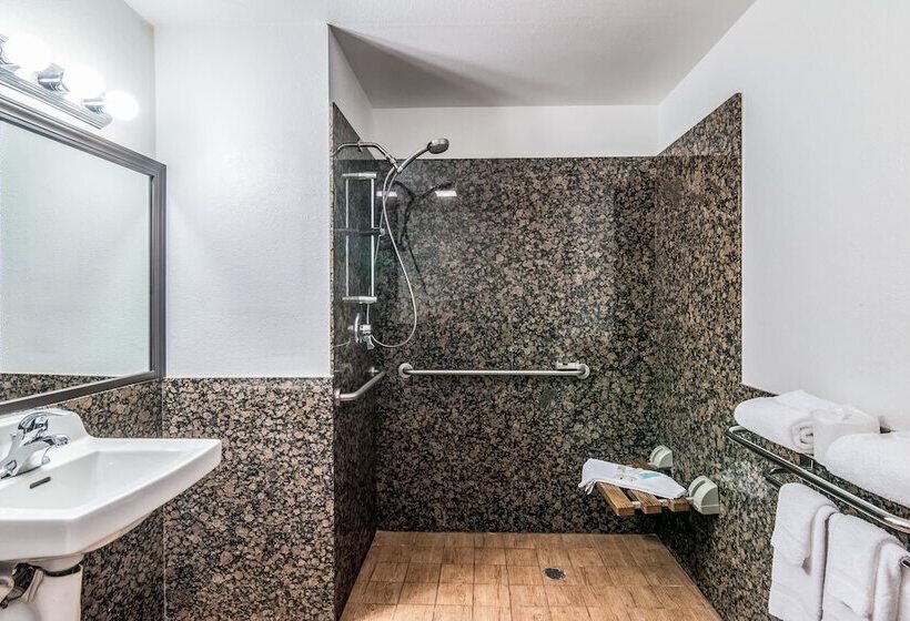 호텔 Quality Inn & Suites Near Downtown Bakersfield