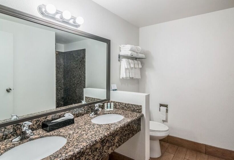 호텔 Quality Inn & Suites Near Downtown Bakersfield