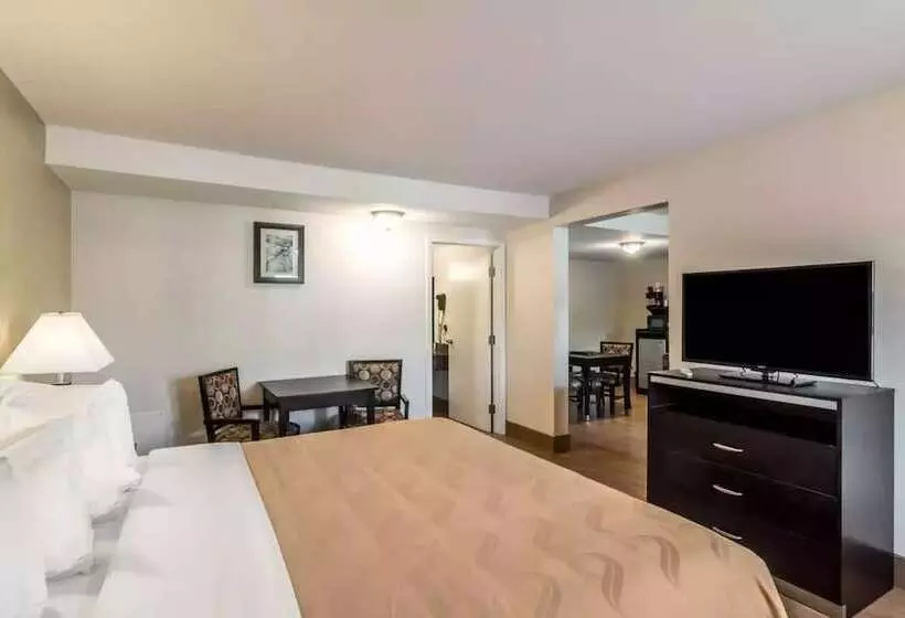 ホテル Quality Inn & Suites Near Downtown Bakersfield