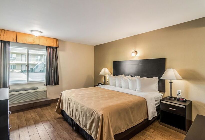 호텔 Quality Inn & Suites Near Downtown Bakersfield