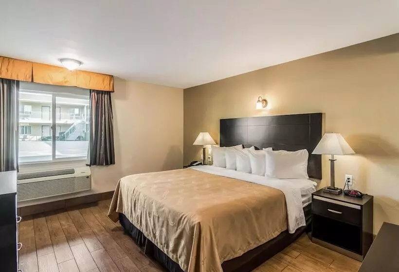 ホテル Quality Inn & Suites Near Downtown Bakersfield