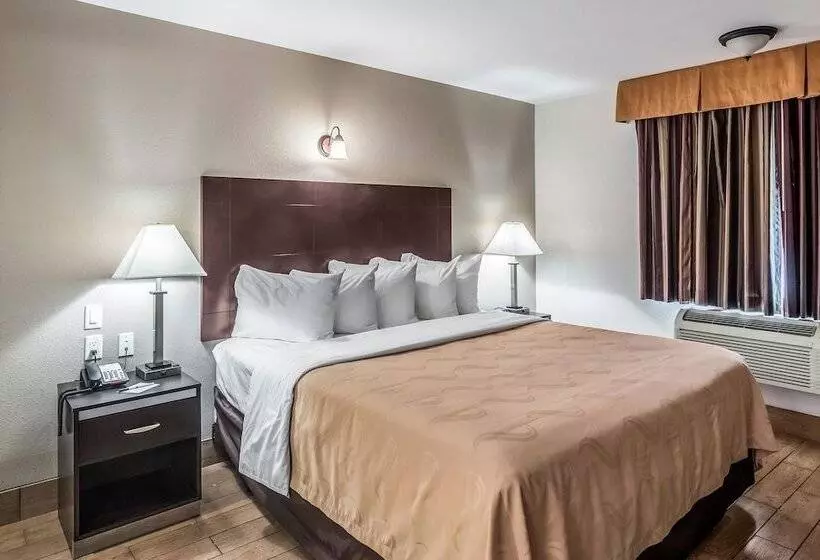 ホテル Quality Inn & Suites Near Downtown Bakersfield